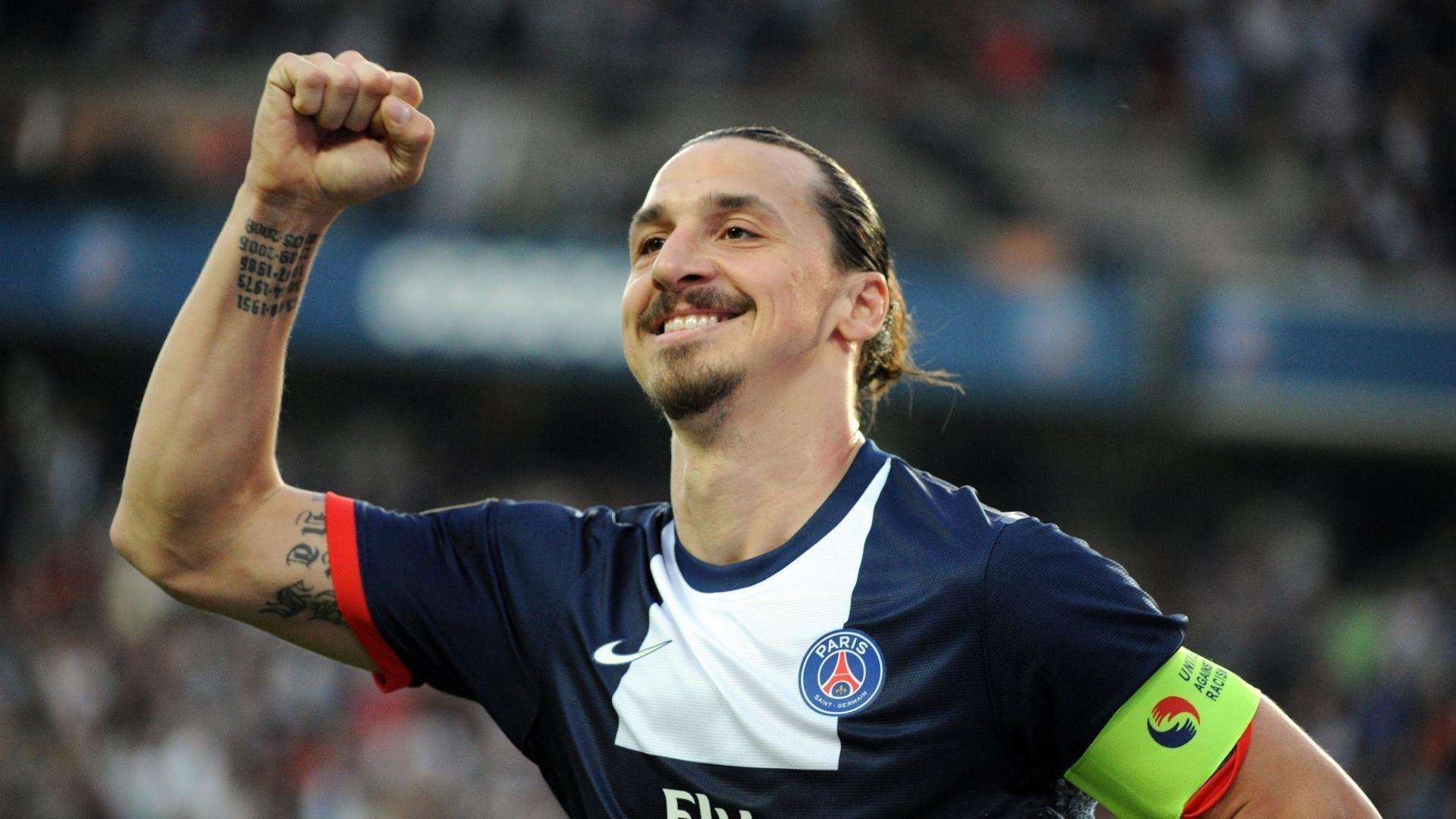 最佳复出,什琴斯尼社媒晒出全队合影庆祝夺得三冠王